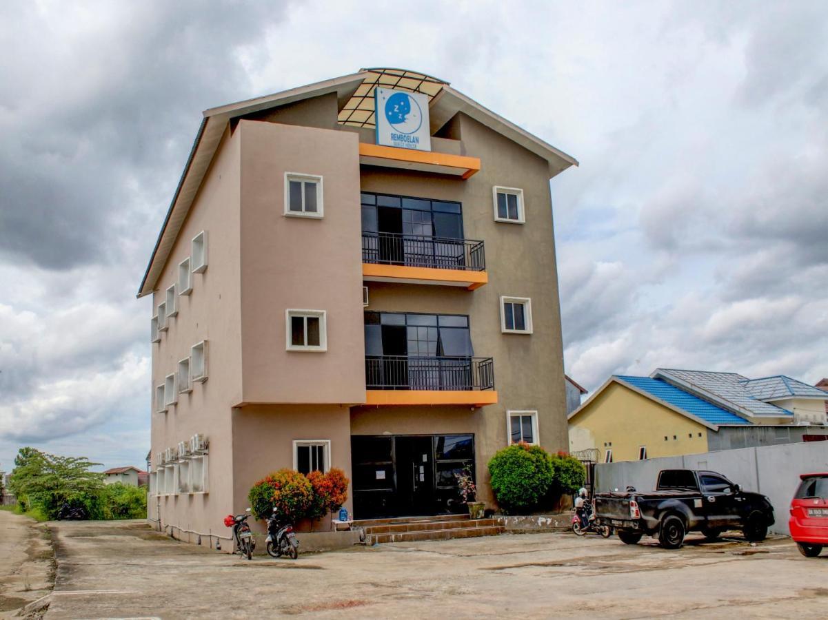 Oyo 90162 Remboelan Guest House Sungai Lutus Luaran gambar