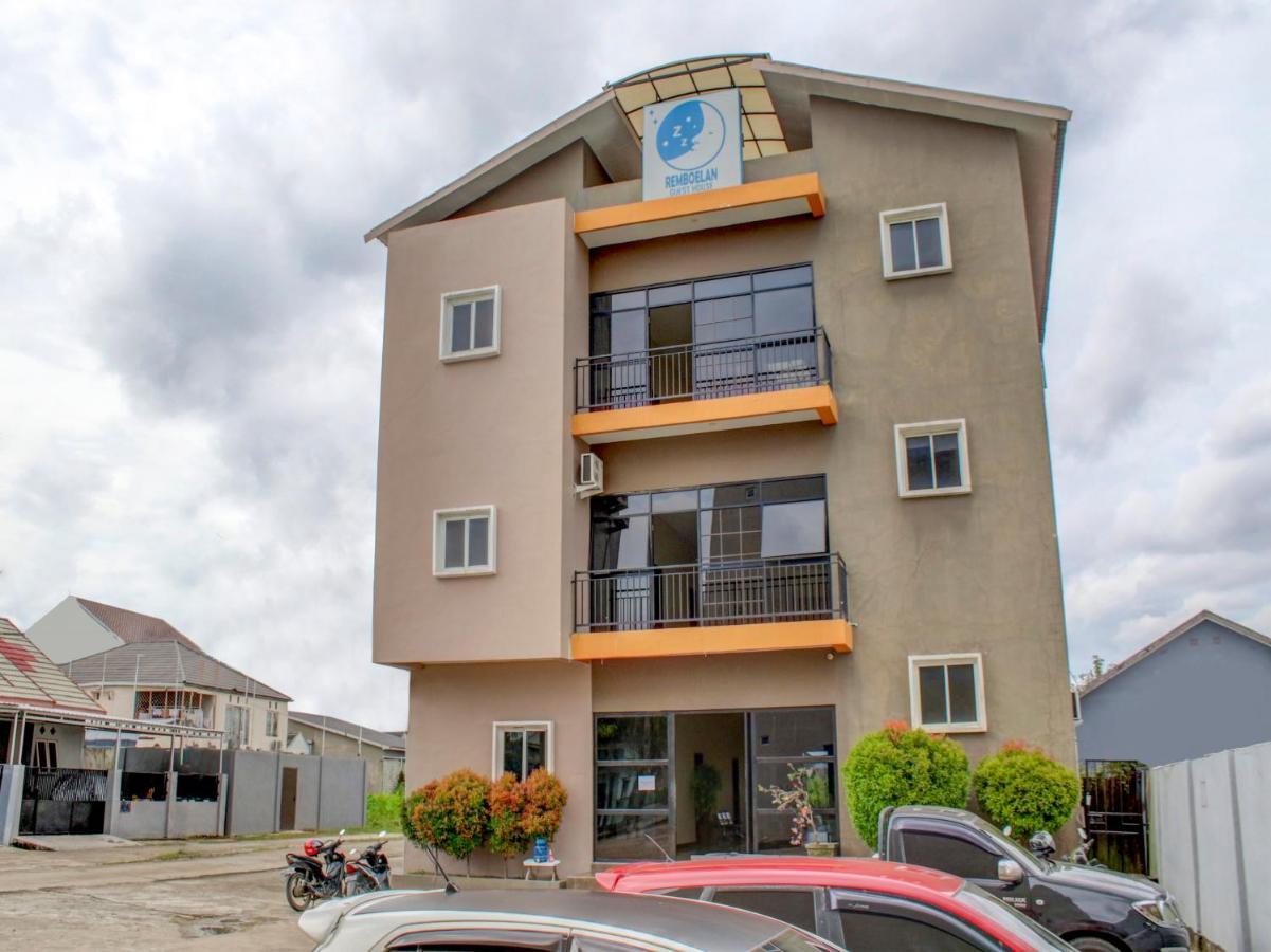 Oyo 90162 Remboelan Guest House Sungai Lutus Luaran gambar