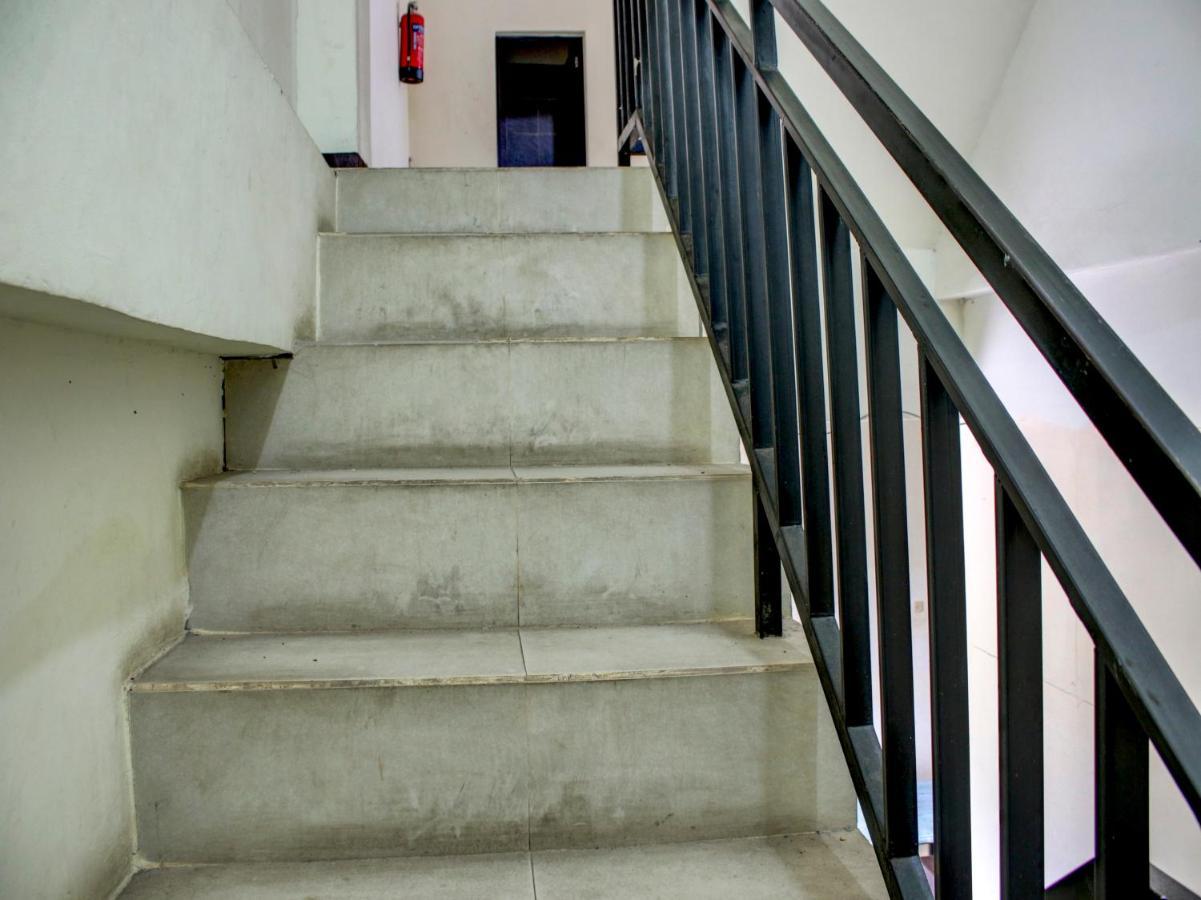Oyo 90162 Remboelan Guest House Sungai Lutus Luaran gambar